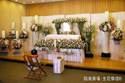 臨海斎場での家族葬生花祭壇画像